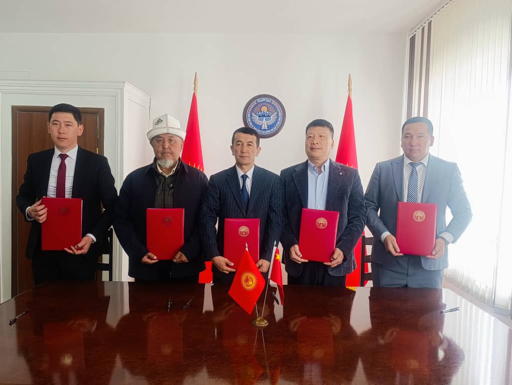 ЭЛ АРАЛЫК КЫЗМАТТАШТЫК.  АТ-БАШЫ ӨНҮГҮҮНҮН ЖАҢЫ БАСКЫЧЫНА ӨТҮҮДӨ